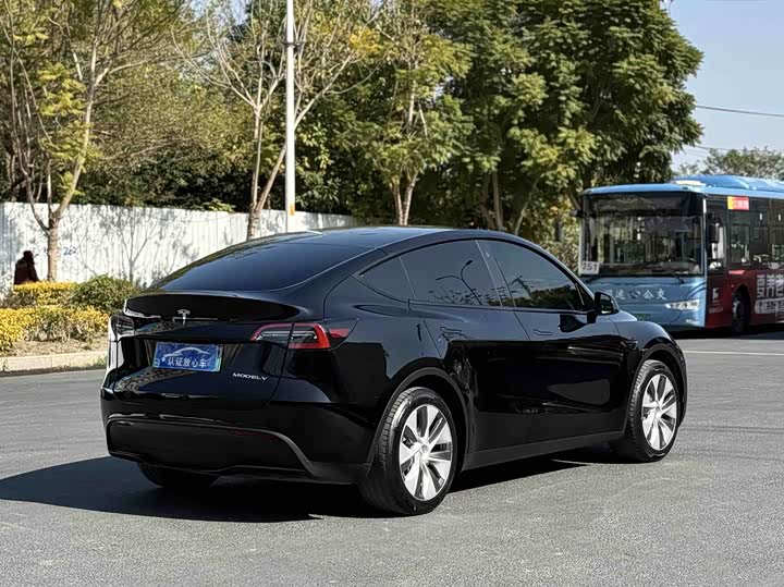 Photo 5 - Tesla Model Y
