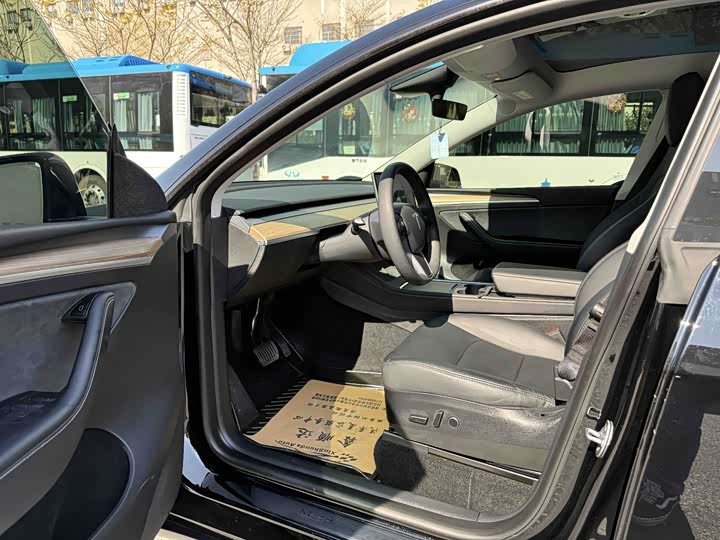 Photo 8 - Tesla Model Y