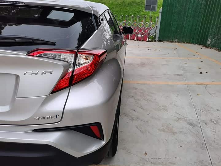 Toyota C-HR 2022 2022款 双擎 2.0L E-CVT领先版