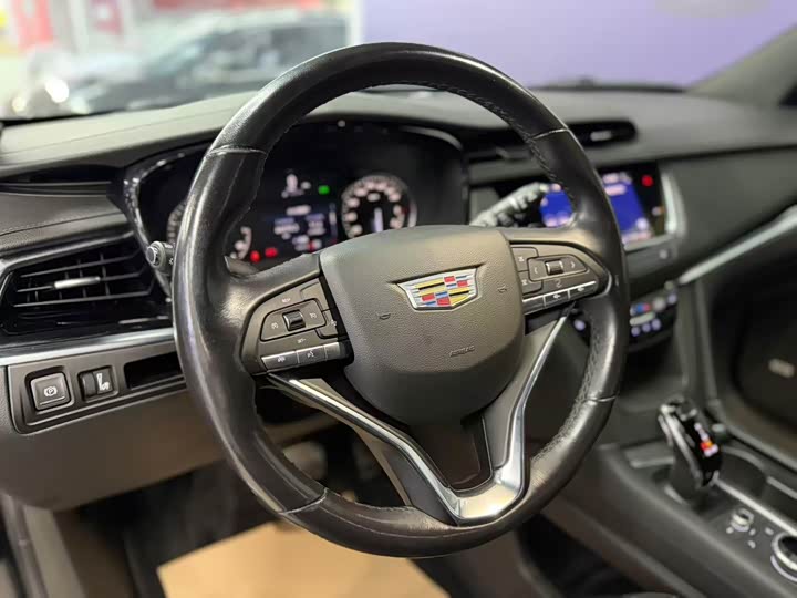 Photo 8 - Cadillac XT6
