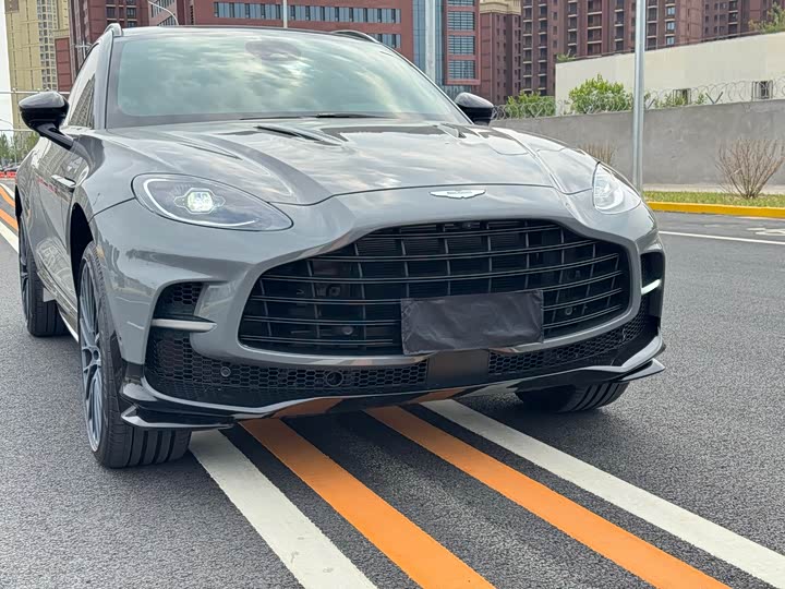 2025 Aston Martin DBX