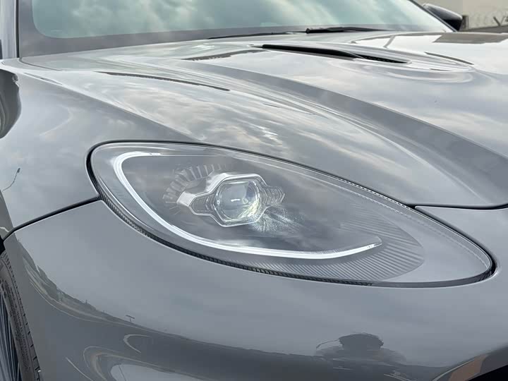 2025 Aston Martin DBX