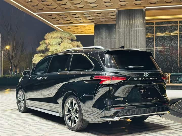 Фото 4 - Toyota Granvia
