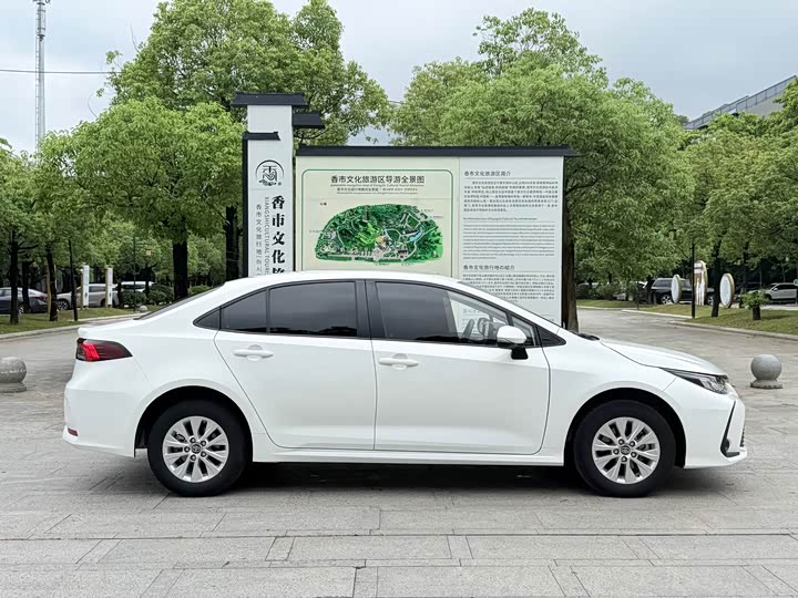 Фото 4 - Toyota Corolla