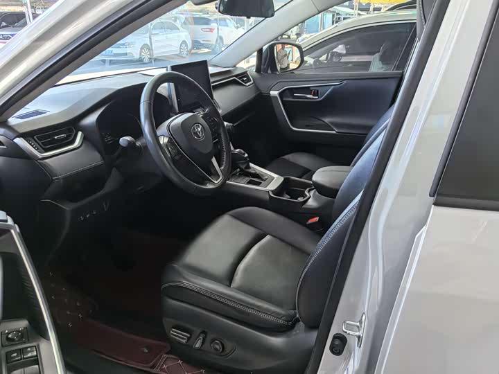Фото 7 - Toyota RAV4