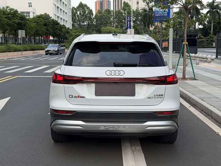 Фото 6 - Audi Q5 e-tron