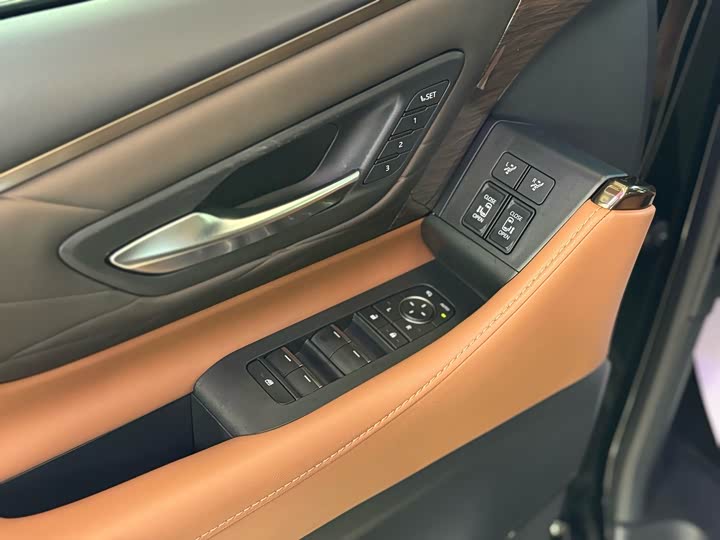 Toyota Vellfire 2024 2024款 皇冠 双擎 2.5L 至尊行政版