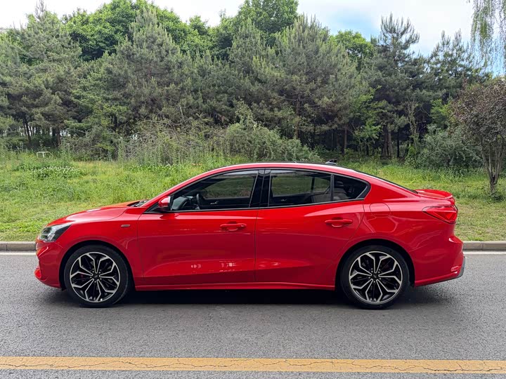 Ford Focus 2021 2021款 三厢 EcoBoost 180 自动ST Line