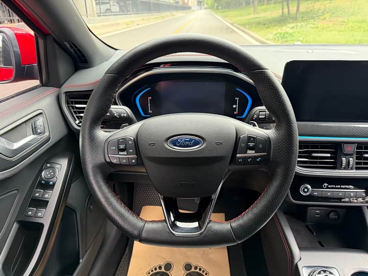 Ford Focus 2021 2021款 三厢 EcoBoost 180 自动ST Line