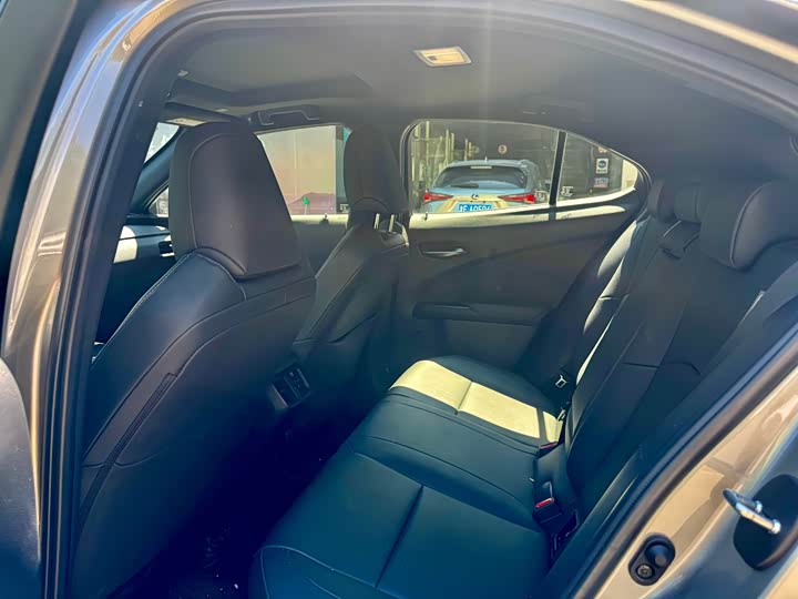 Lexus UX 2022 2022款 260h 探·趣版