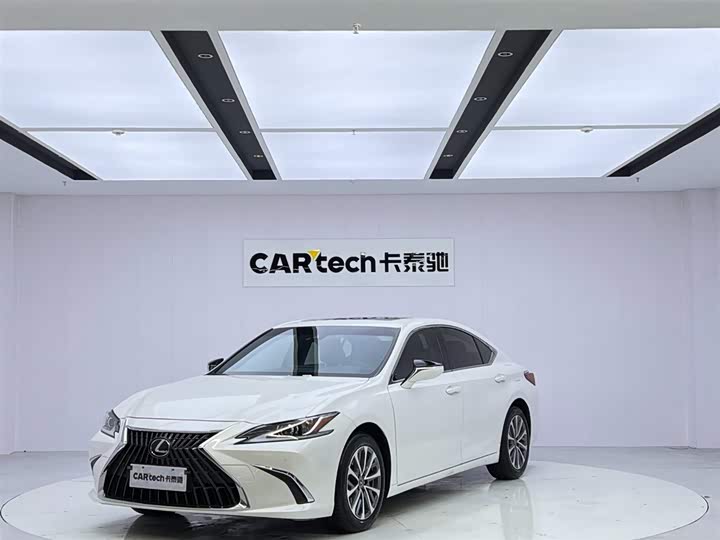 Фото 1 - Lexus ES