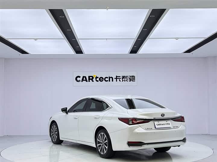 Фото 3 - Lexus ES