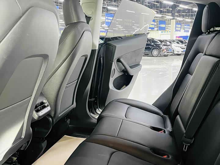 Photo 8 - Tesla Model Y