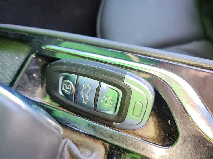 Фото 9 - Hongqi E-QM5