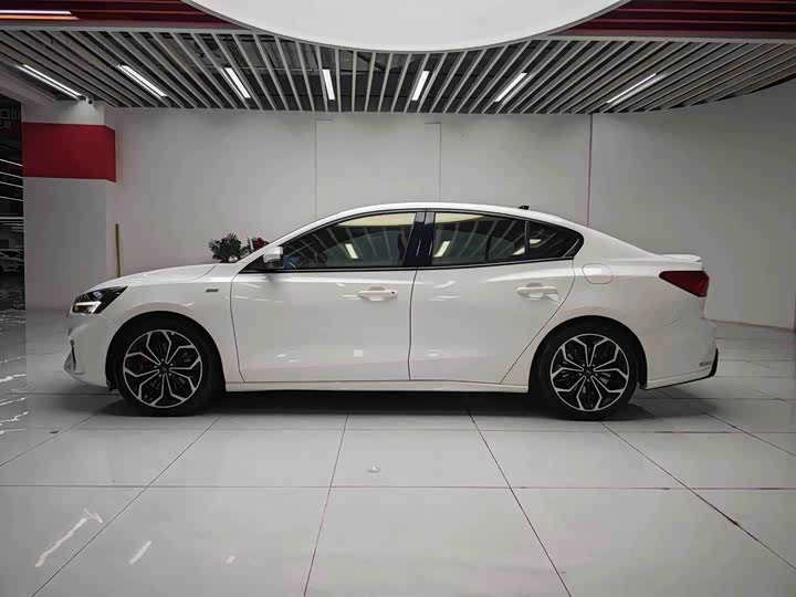 Ford Focus 2021 2021款 三厢 EcoBoost 180 自动ST Line
