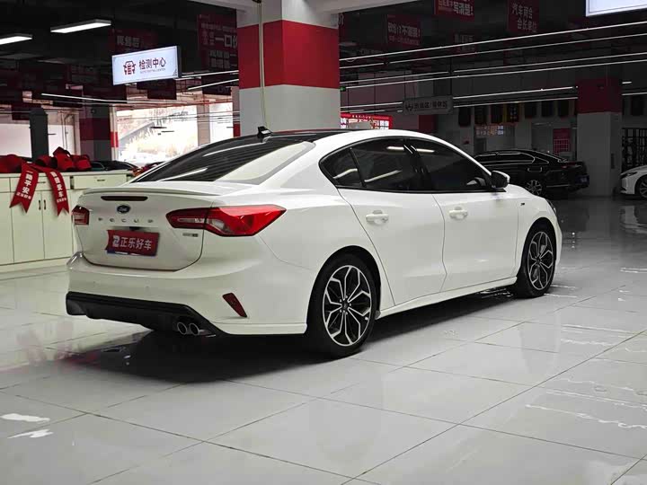 Ford Focus 2021 2021款 三厢 EcoBoost 180 自动ST Line