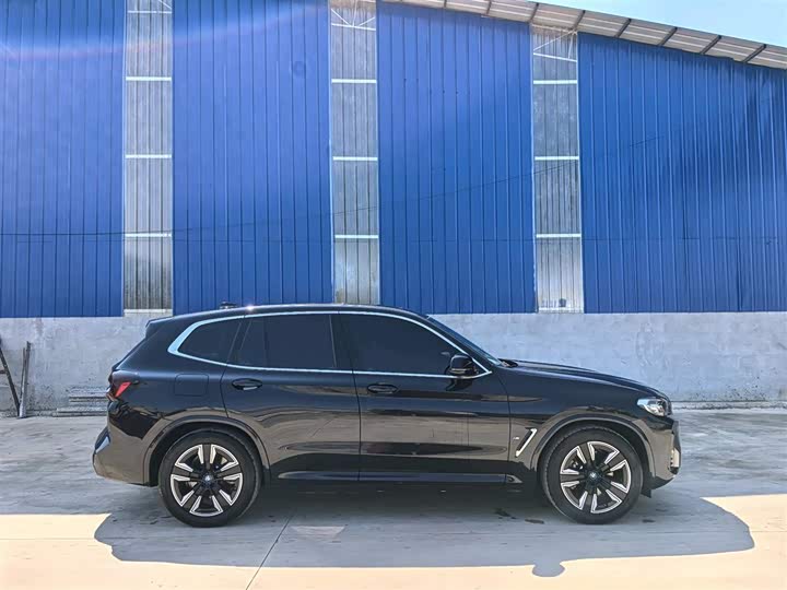 Photo 3 - BMW iX3