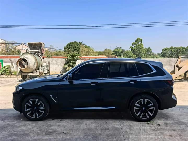 Photo 9 - BMW iX3