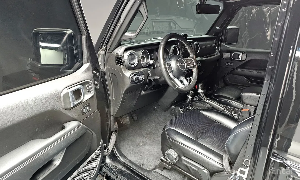 Photo 11 - Jeep Wrangler