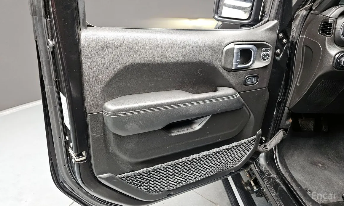 Photo 24 - Jeep Wrangler
