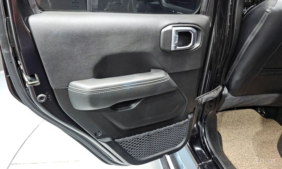 Photo 25 - Jeep Wrangler