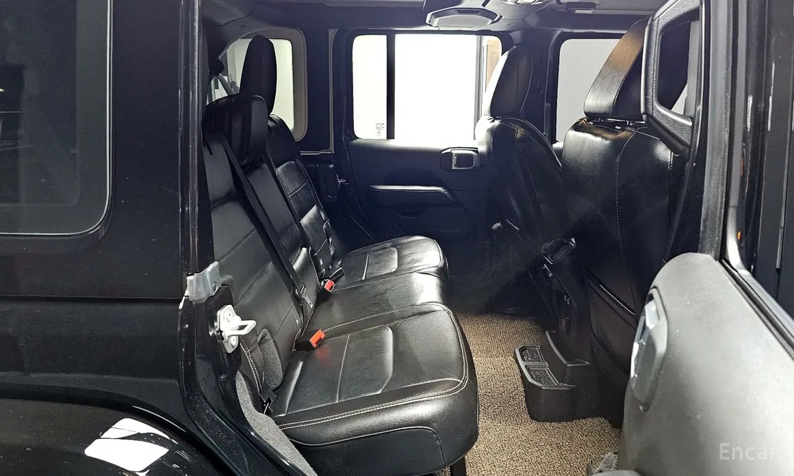 Photo 26 - Jeep Wrangler