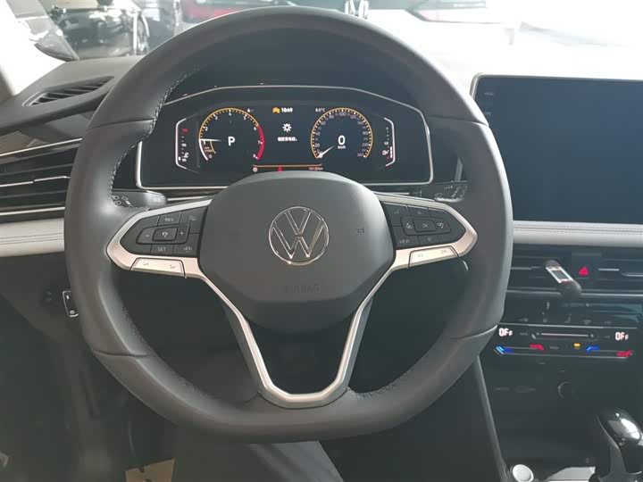 Volkswagen Tiguan L Pro 2025 2025款 出众款 300TSI 自动两驱龙腾版