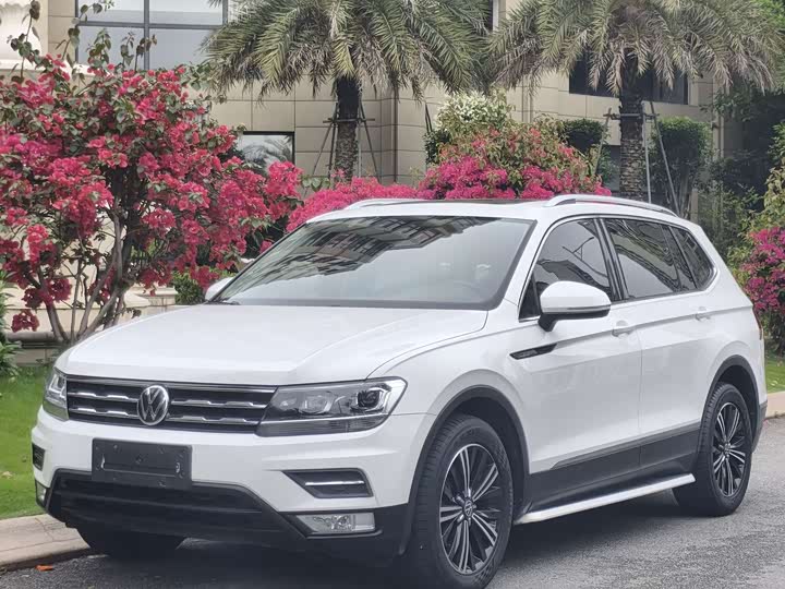 Фото 1 - Volkswagen Tiguan L Pro