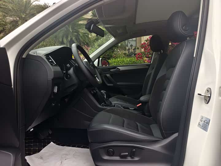 Фото 9 - Volkswagen Tiguan L Pro