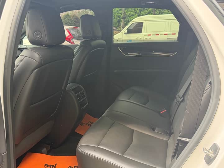 Фото 6 - Cadillac XT5