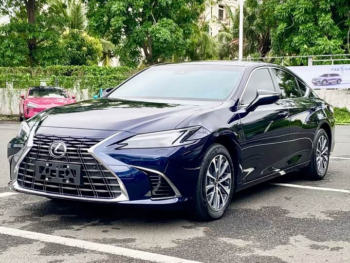 Фото 1 - Lexus ES