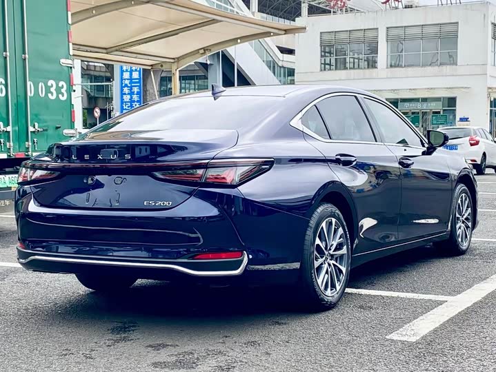 Фото 6 - Lexus ES