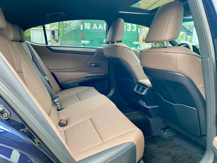 Фото 8 - Lexus ES