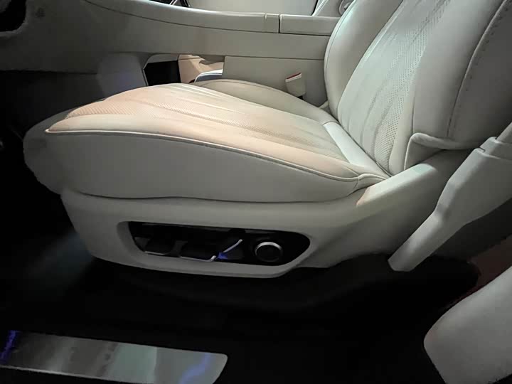 Aito M8 2025 2025款 增程 Max+版 53.4kWh 6座版 (192线激光雷达）