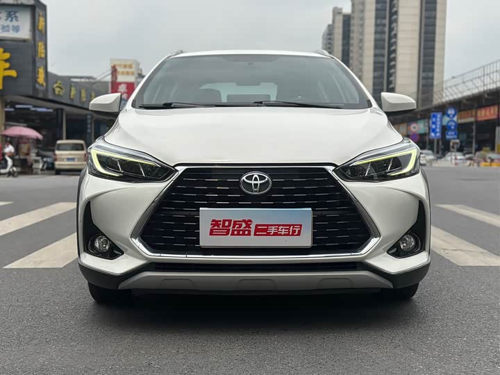 Фото 1 - Toyota Yaris L Hatchback