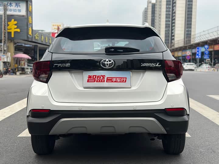 Фото 2 - Toyota Yaris L Hatchback