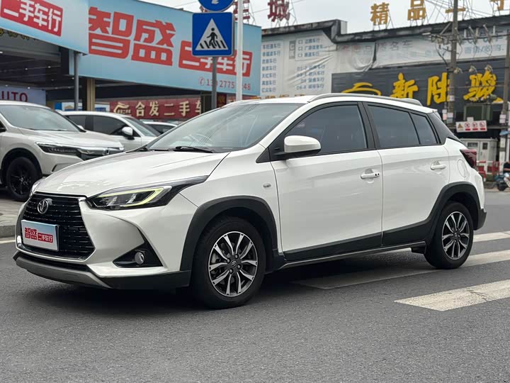 Фото 3 - Toyota Yaris L Hatchback