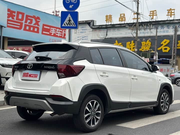 Фото 4 - Toyota Yaris L Hatchback