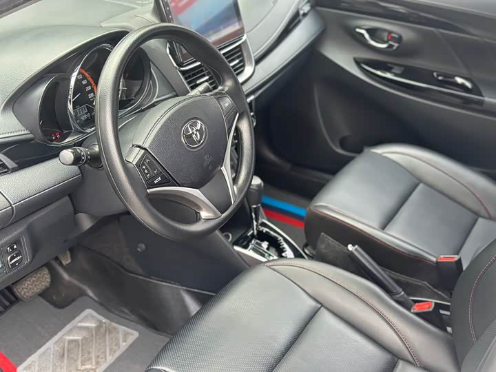 Фото 5 - Toyota Yaris L Hatchback