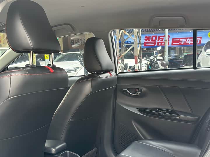 Фото 6 - Toyota Yaris L Hatchback