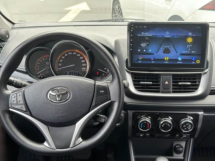 Фото 9 - Toyota Yaris L Hatchback