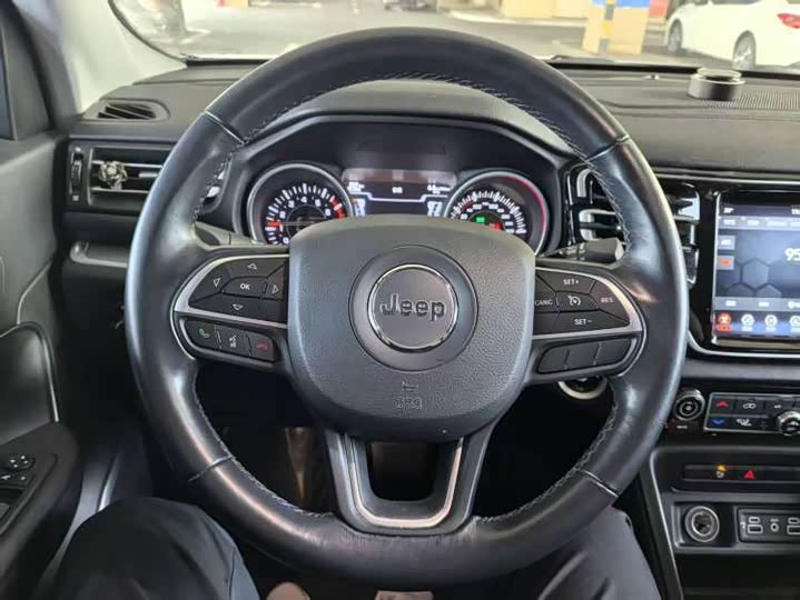 Jeep Grand Commander 2022 2022款 2.0T 两驱豪华版