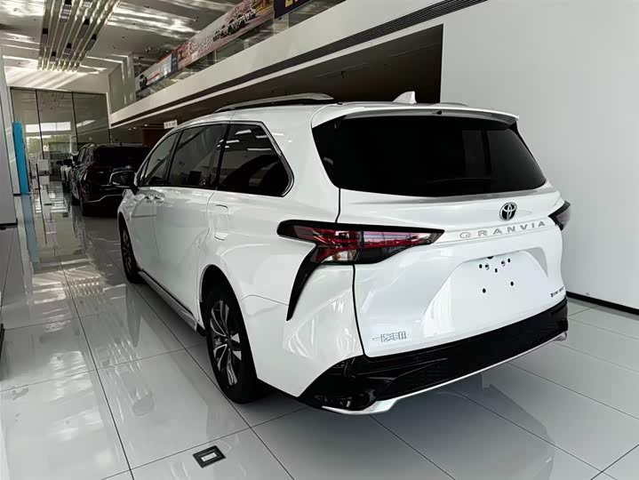Toyota Granvia 2026 2026款 2.5L混动 尊贵PLUS四驱版
