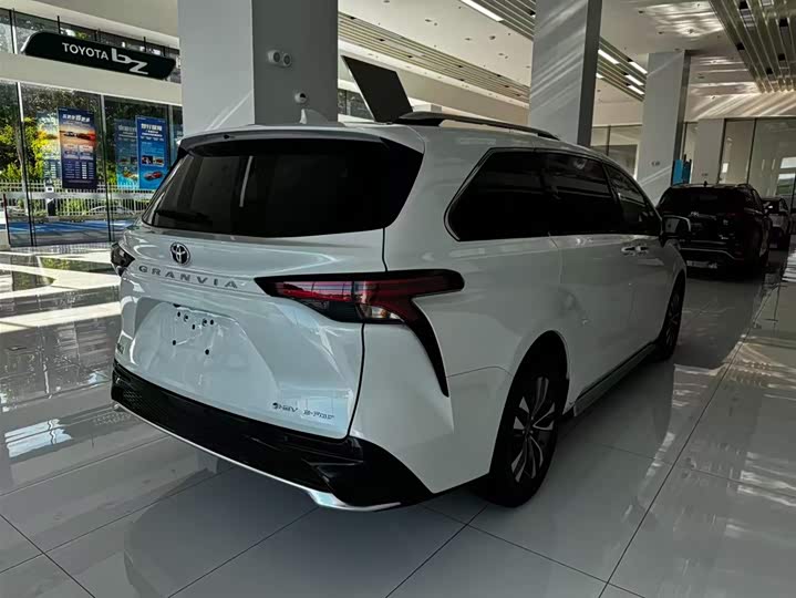 Toyota Granvia 2026 2026款 2.5L混动 尊贵PLUS四驱版