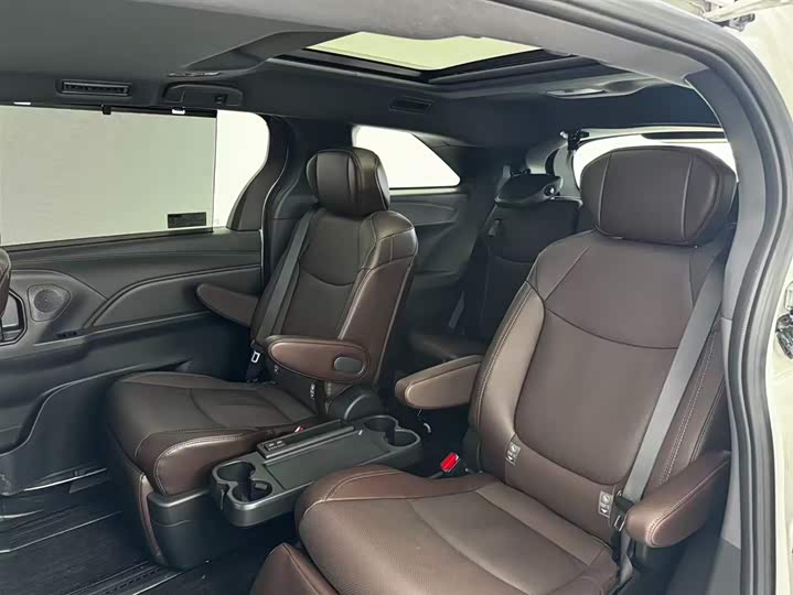 Toyota Granvia 2026 2026款 2.5L混动 尊贵PLUS四驱版