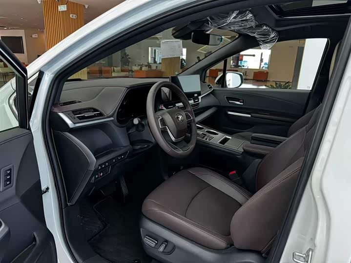 Toyota Granvia 2026 2026款 2.5L混动 尊贵PLUS四驱版