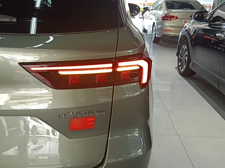 Zdjęcie 8 - Ford Equator Sport