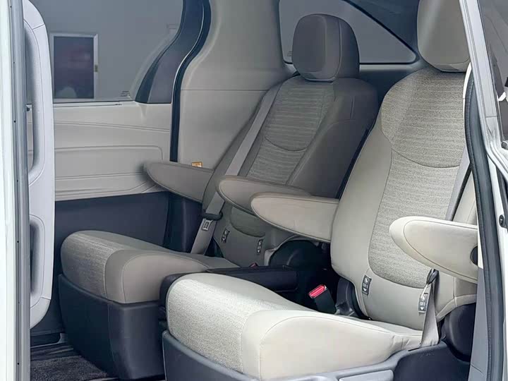 Фото 7 - Toyota Sienna
