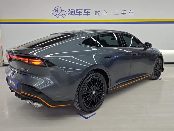 Changan UNI-V 2025 2025款 1.5T 500Bar尊贵运动型