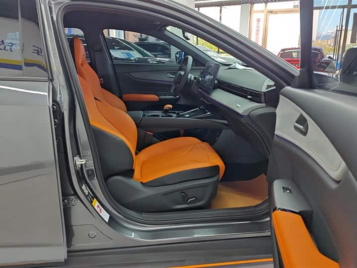 Changan UNI-V 2025 2025款 1.5T 500Bar尊贵运动型